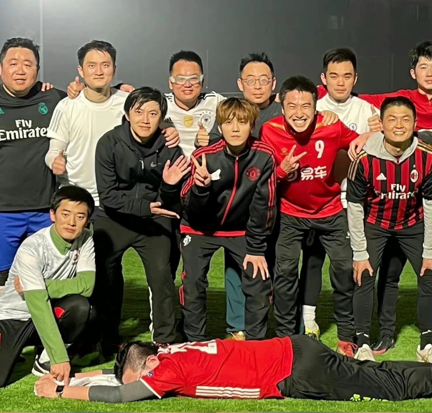 鹿晗最新踢球照片,鹿晗在足球场表现