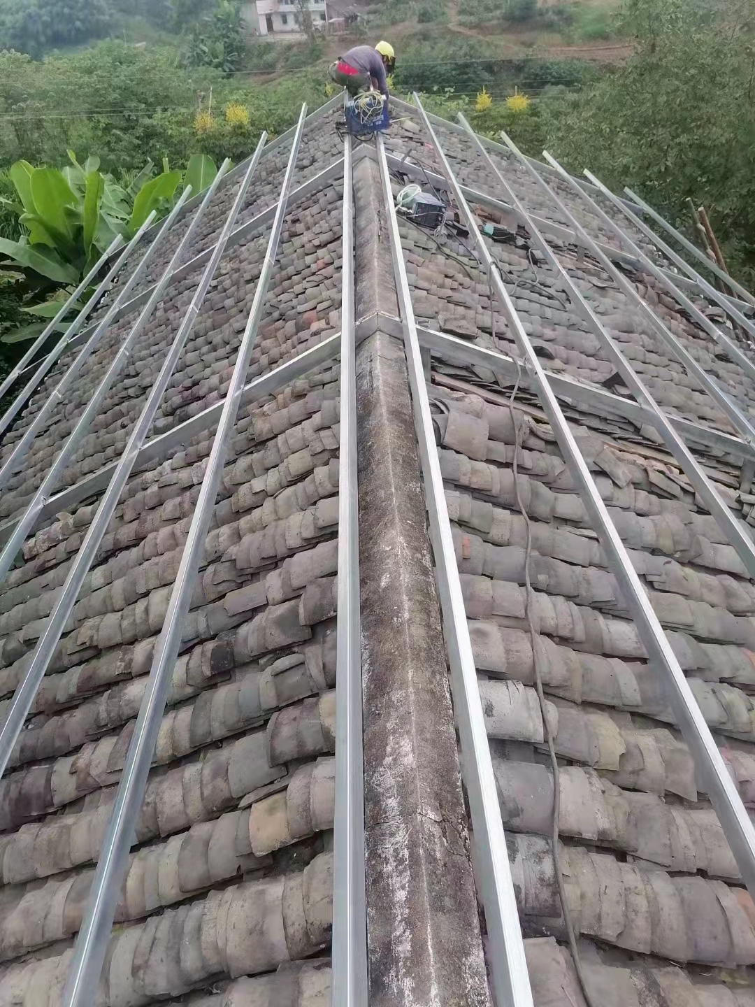 房子屋顶翻新改造换瓦材料,树脂瓦屋顶漏水最佳处理方法