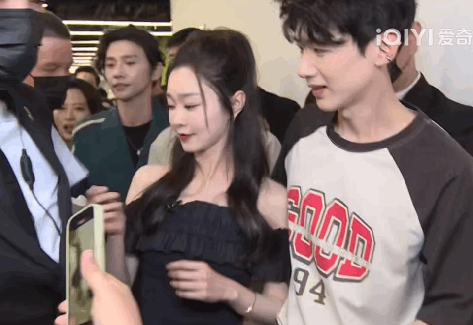 宋轶白敬亭情侣装被认证,白敬亭宋轶扫楼情侣装图片