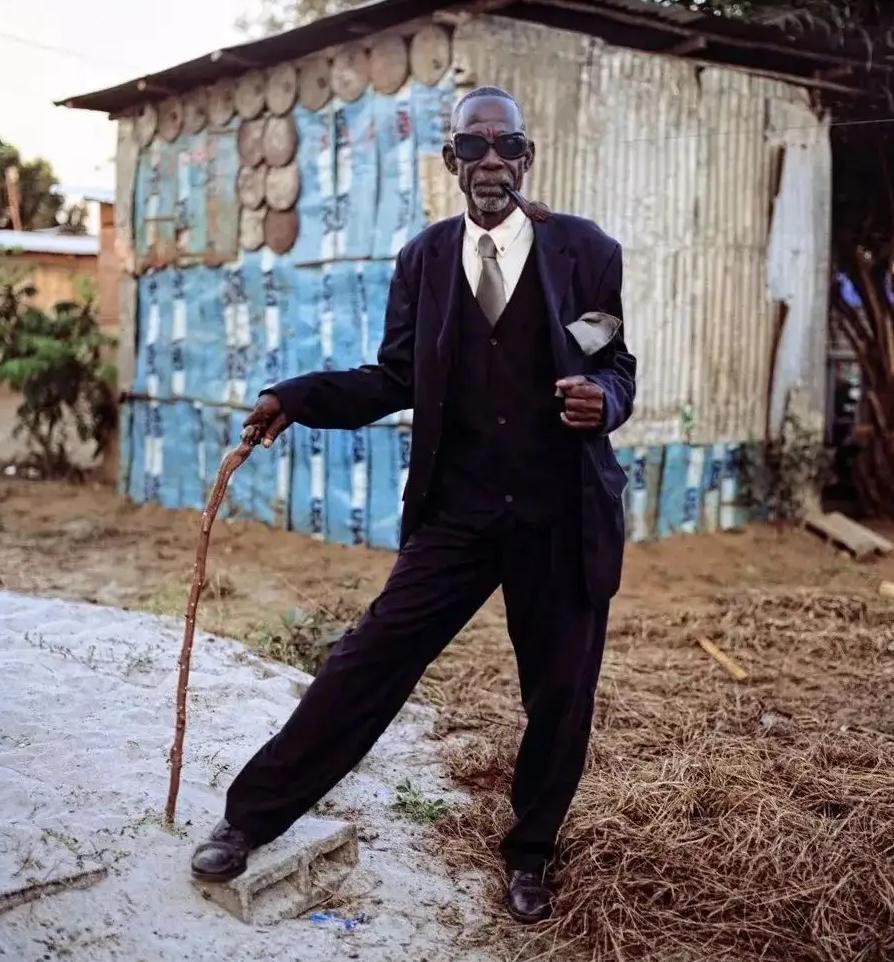 疯狂的非洲“高质量男”：为了一套衣服，不惜卖掉自己的房子