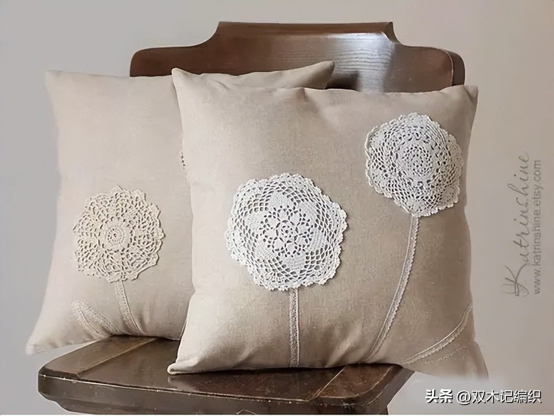 钩好的几片蕾丝缝到布艺抱枕和包包上，身价立马倍升