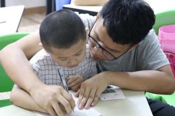 一年级笔画超多同学名字,小学生名字简单共两笔