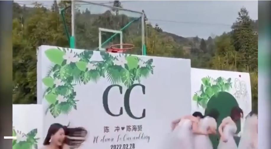 新娘扔手捧花跑下台送给女朋友,新娘扔手捧花四散逃开