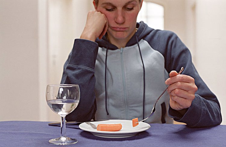 睡前饿肚子和宵夜哪个危害大,睡前吃宵夜和饿肚子哪个伤害大