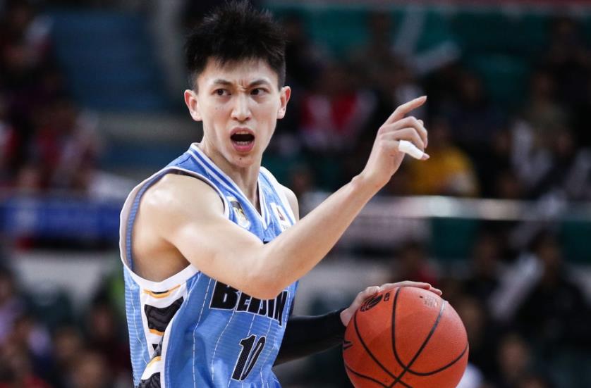 他曾是国内篮坛排名靠前的流量球星，老婆曾与思聪传过绯闻