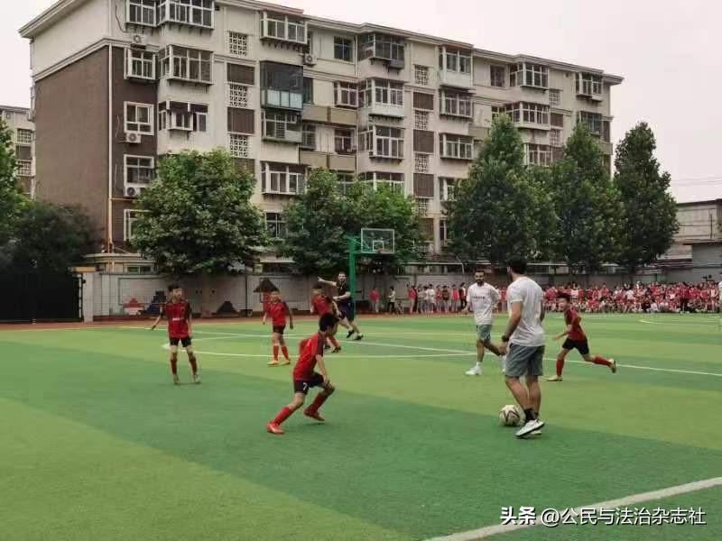 石家庄中华南大街小学邀请福美足球俱乐部举行“爱上足球，健康校园”公益活动。