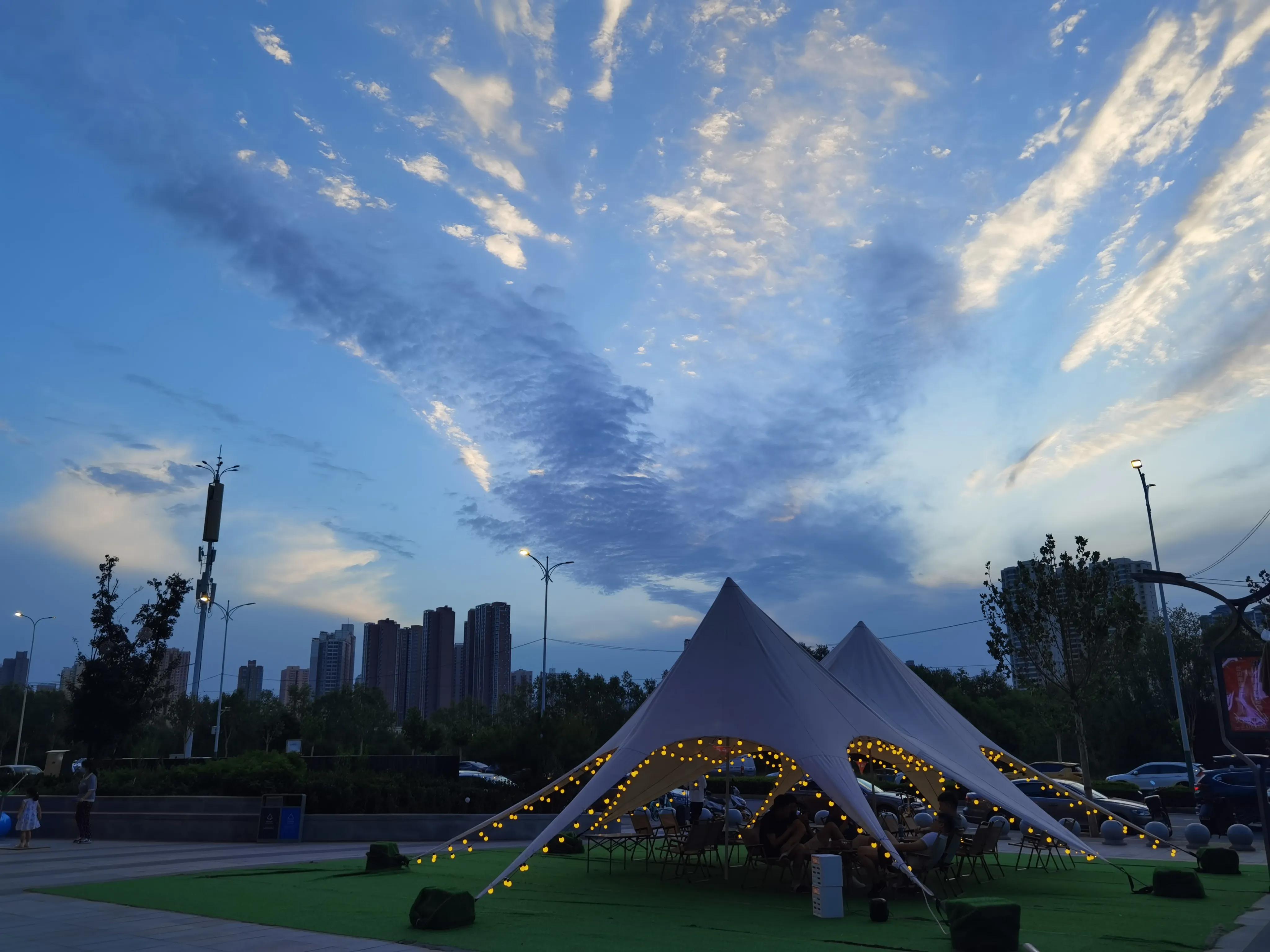 七一开怀赋锦章，锤镰飞彩映朝阳