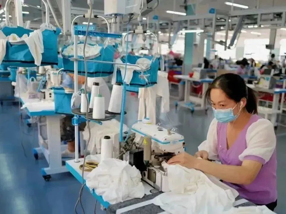 SHEIN的效率、服装产业的未来，主要藏在供应链里