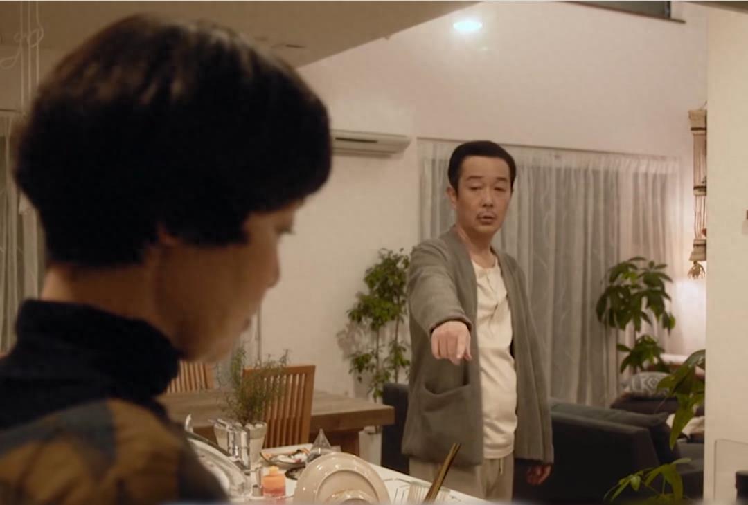 72小时不让睡觉，后背打到脱皮，女子恳求民警：他都是为我好