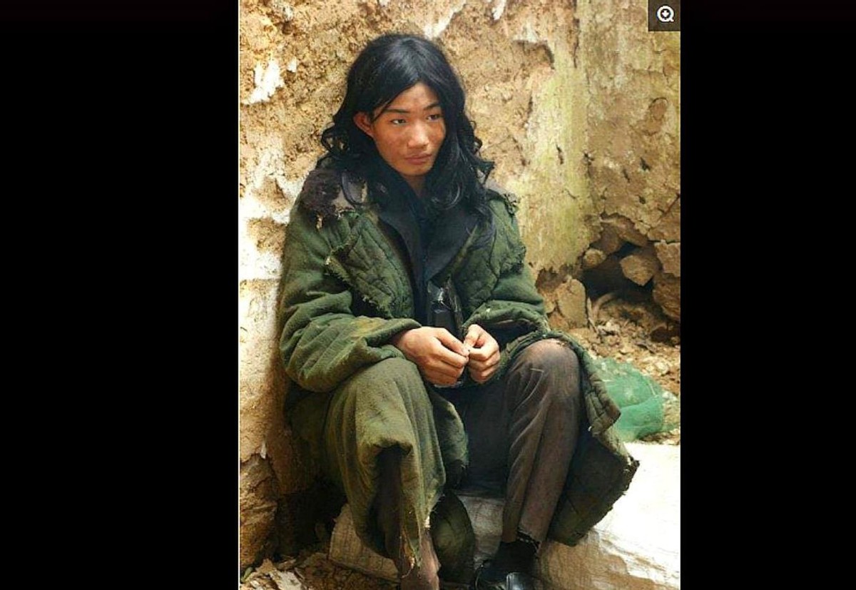 妹妹瘫痪在床20年监控下的一幕,河北一女孩假装瘫痪二十年