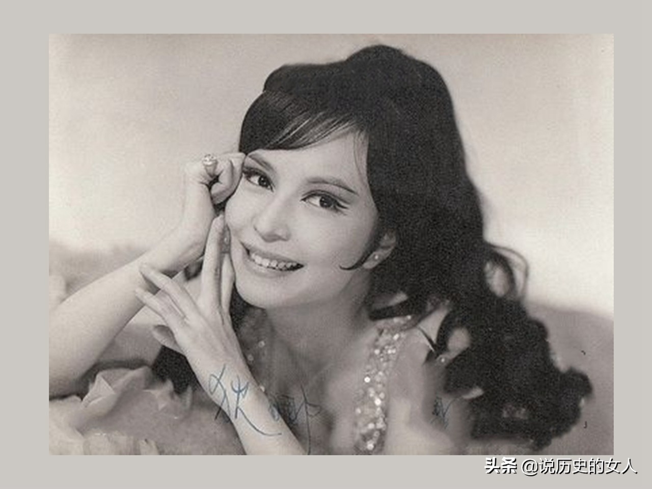 她：亚洲第一*星艳**，全裸出镜，当过间谍，后成中国卫星导航之母