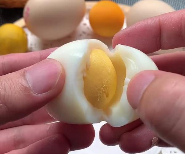 煮鸡蛋时可以加醋和盐吗,煮鸡蛋放醋还是盐不会破