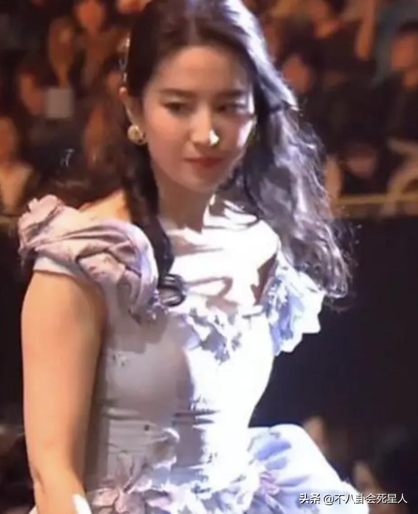 杨幂杨颖身材对比,杨幂的腰臀比