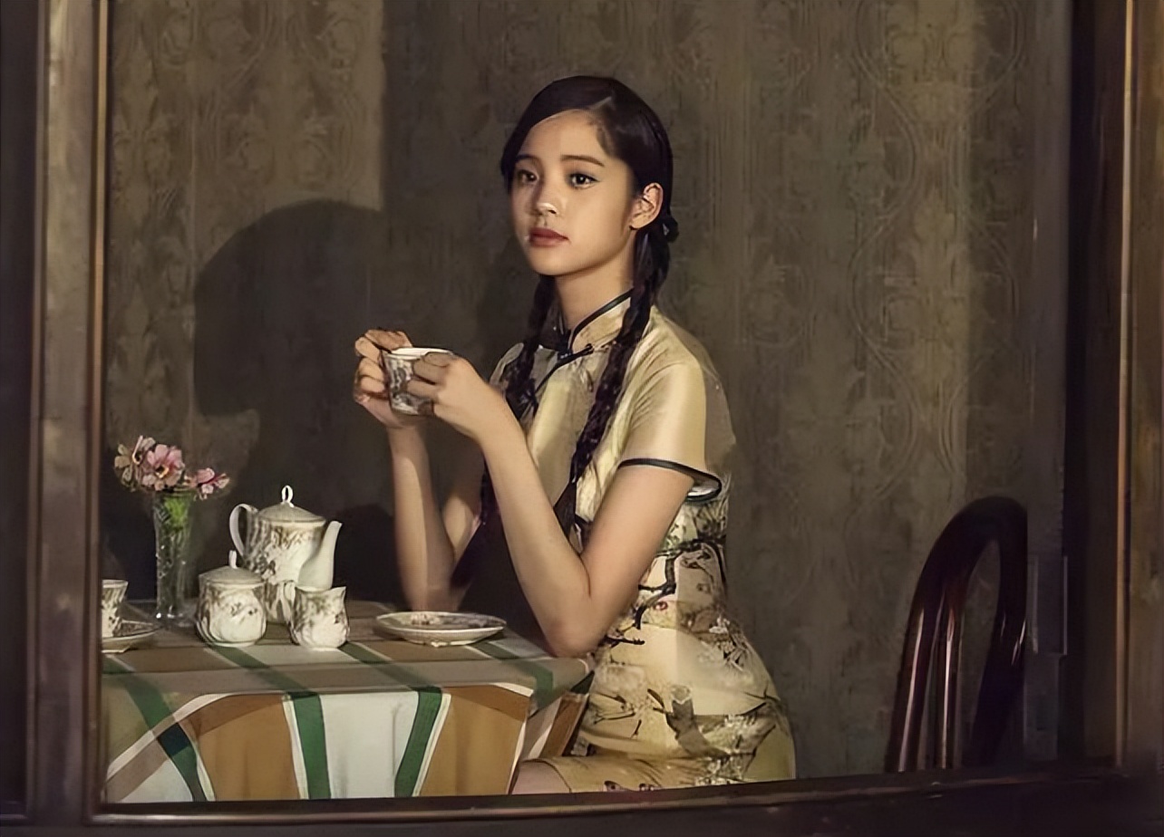 刘嘉玲关晓彤同框,穿旗袍大秀窈窕好身材