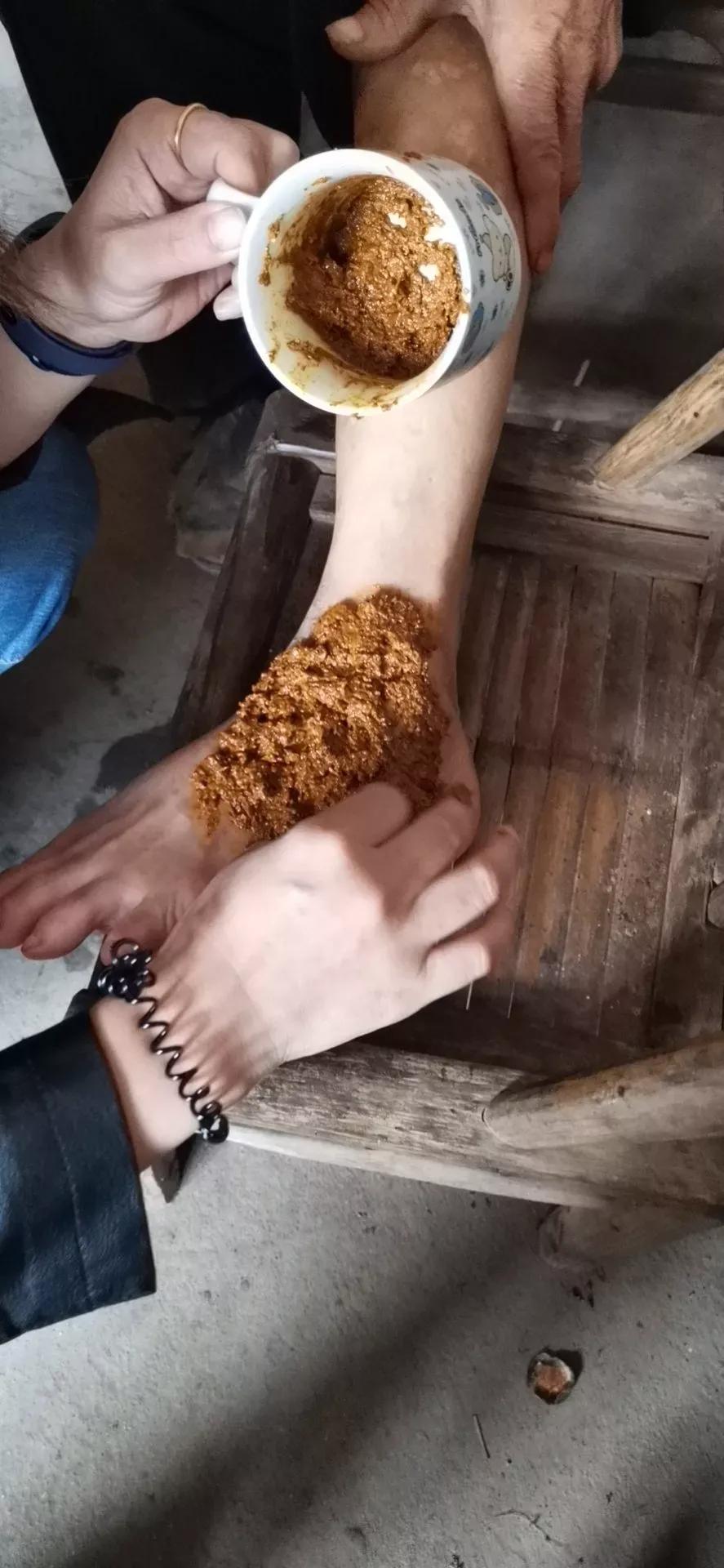 我老爸被车撞了怎么办,我爸爸被车撞了是什么梗