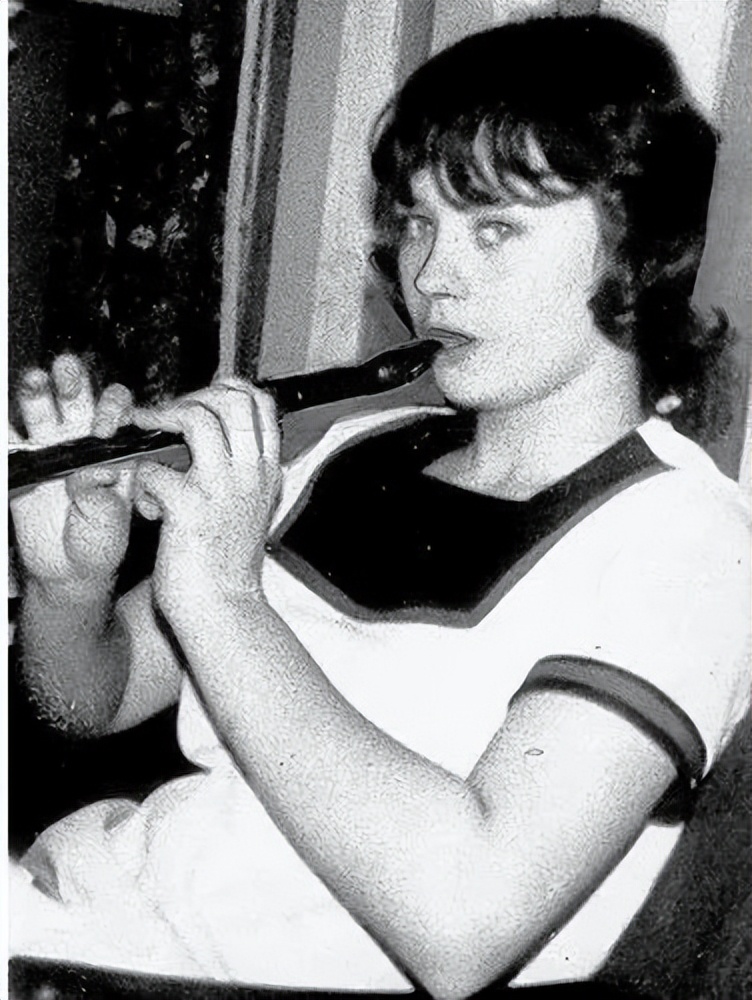 小女孩为何把小男孩扔下井,小女孩把小男孩扔下井因为什么