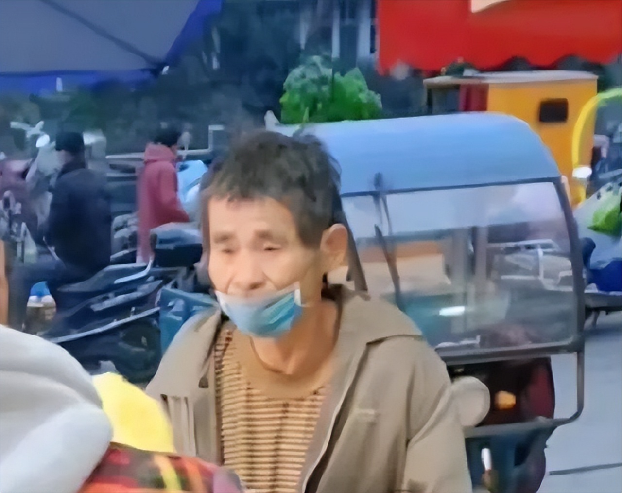 温州卖面条老人,浙江温州老人用手画钱币买面条