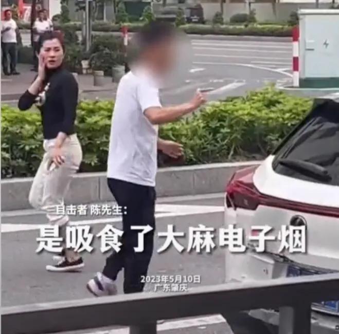 保时捷车追尾事件,保时捷司机追尾前车下车行为怪异