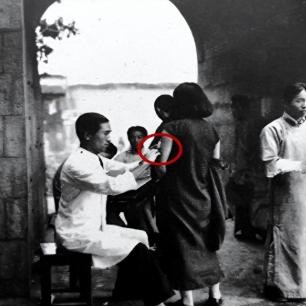 晚清老照片乞丐全身绑满破布取暖,晚清老照片戴枷示众