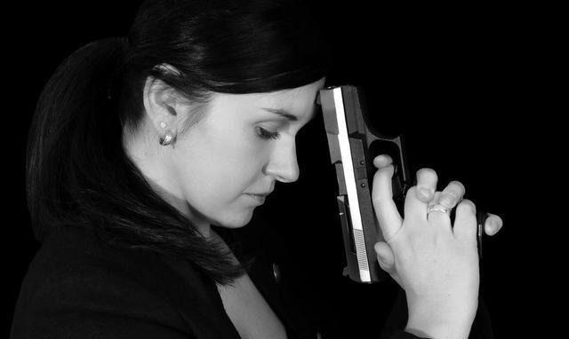 一位女子被迫吸毒,一女子被迫吸毒