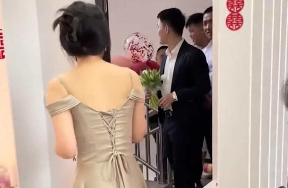 新郎娶新娘伴娘用力堵门,新郎接亲伴娘堵门幽默喊话