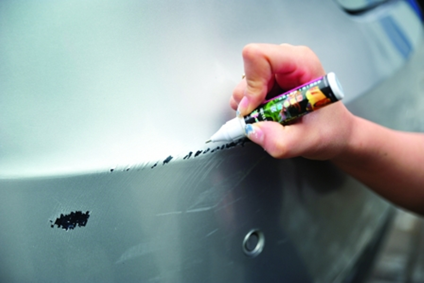保险杠刮蹭露出黑色底补漆多少钱,汽车保险杠黑色塑料划痕处理妙招