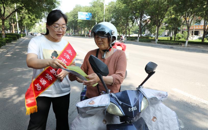 我市集中开展全国土地日宣传活动,自然资源和规划局开展全国土地日