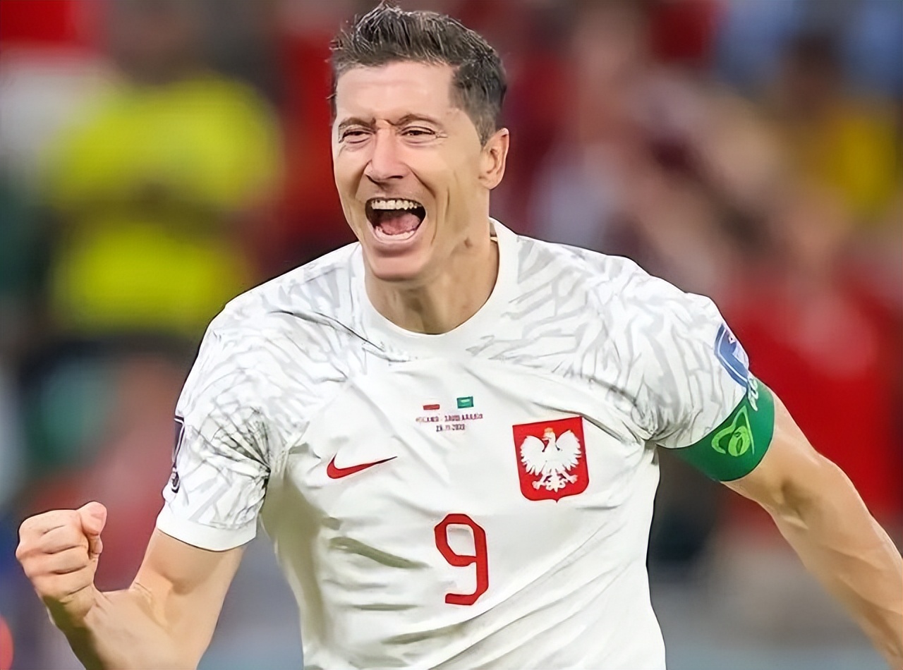 两位锋霸的故事，一个还在场上驰骋，一个坐在了教练席