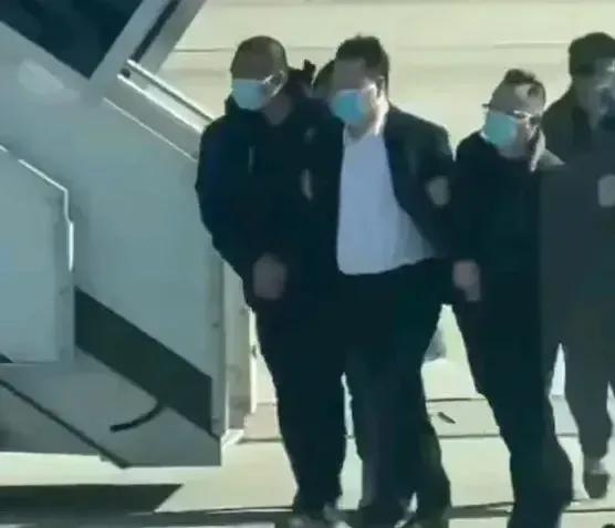 被约谈后杜兆才现身主持足协会议，能否独善其身有待观察