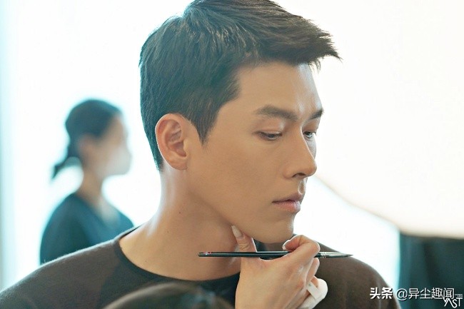 玄彬2022年最新「37张帅照」释出！禁欲白西装VS坏坏黑皮衣