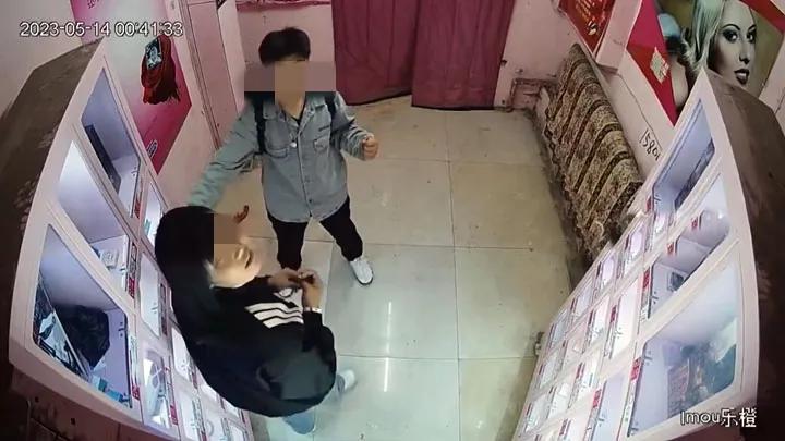 两女孩半夜偷东西,两女子偷成人物品后续