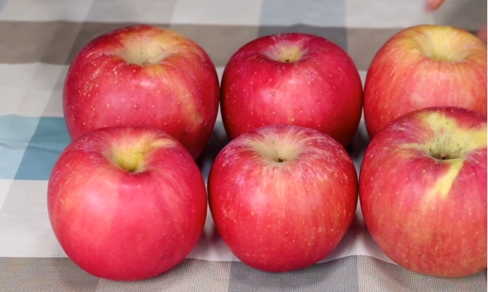 买苹果怎么挑又甜又水分多,怎样挑选苹果的正确方法