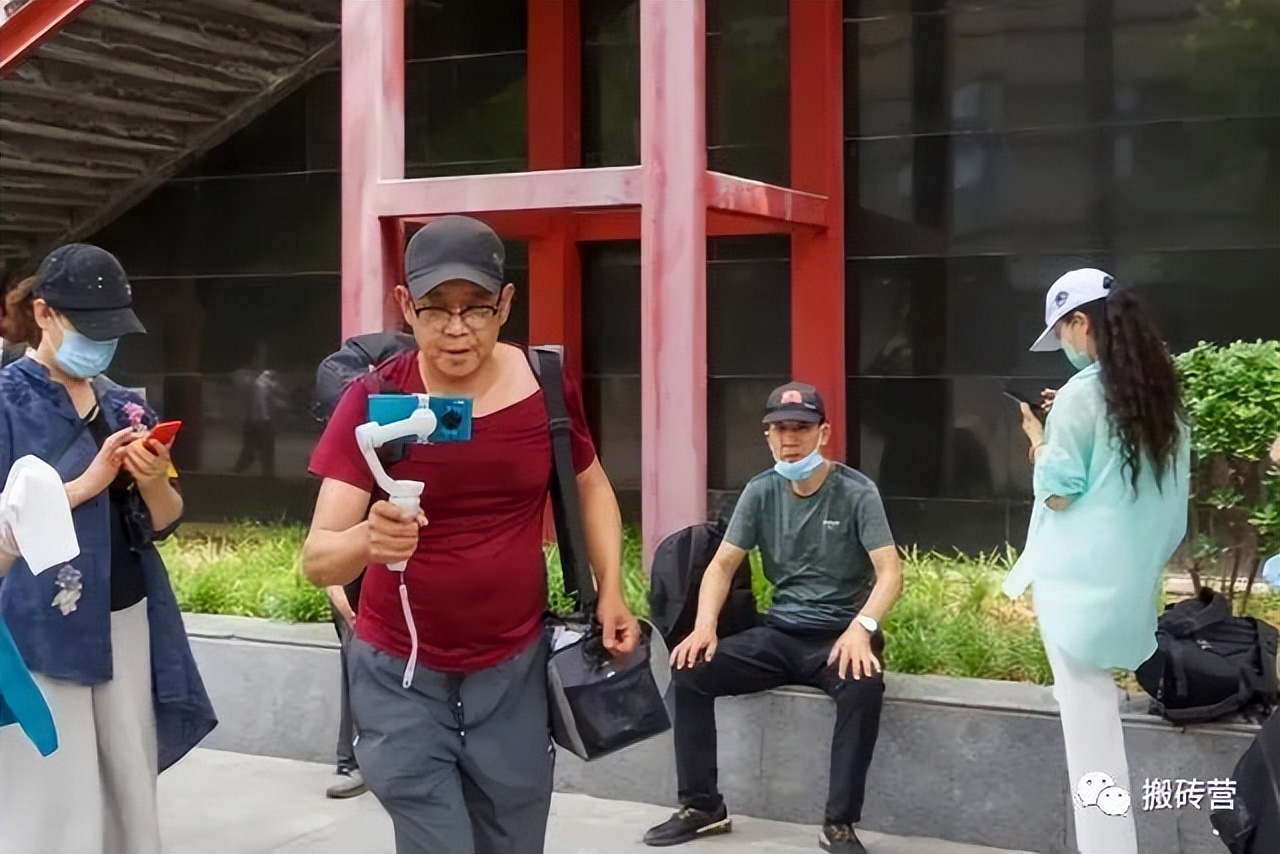 利用零碎时间做副业月入上万元,副业没经验上班族在家也能做副业