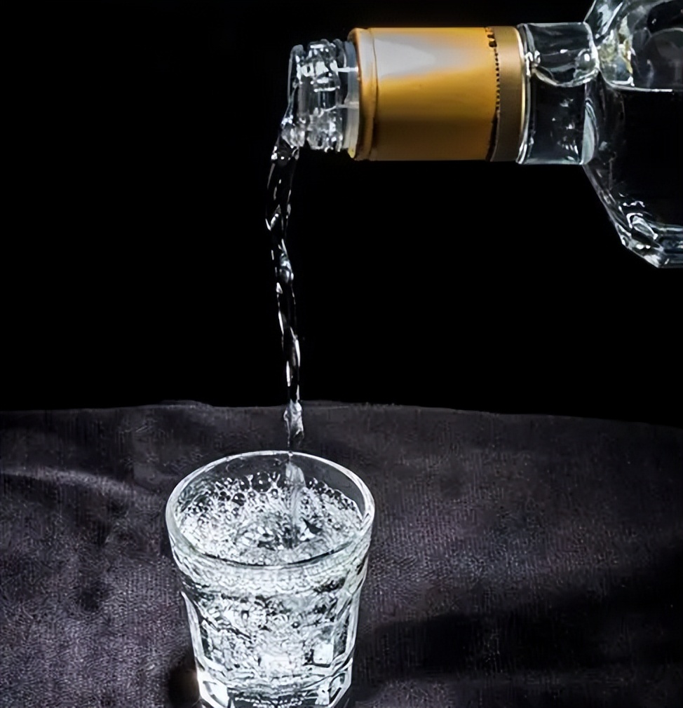 人到中年别喝太多酒,人到中年不要再喝这几款廉价酒