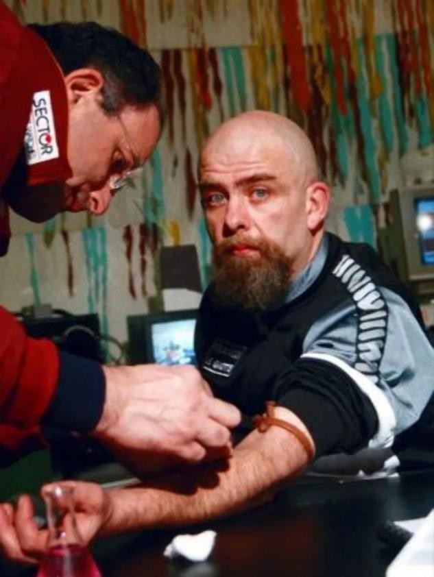 女子洞穴生活数百天回归,女子70米洞穴生活500天