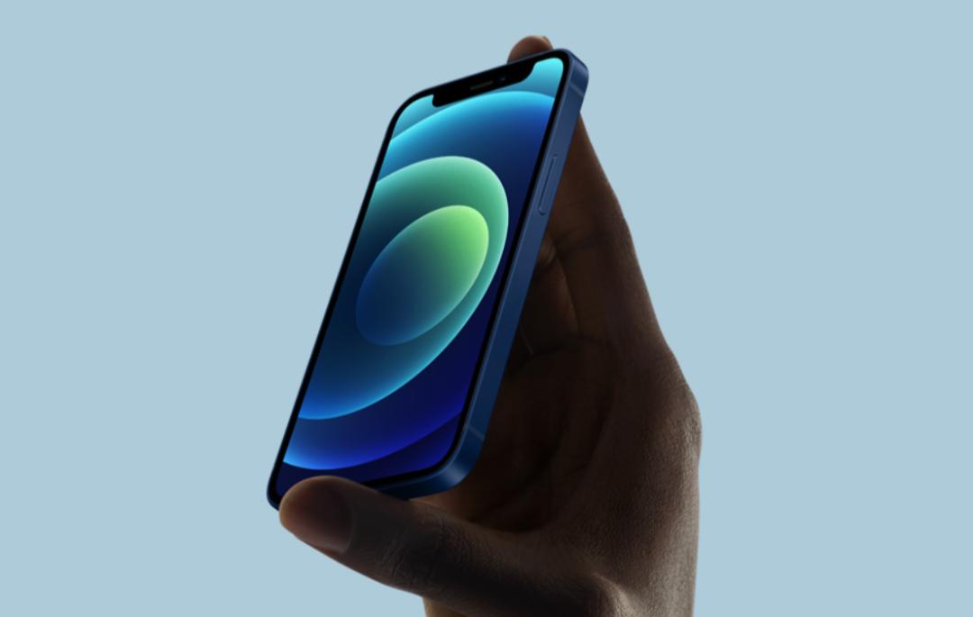 「方」与「圆」之间反复横跳的iPhone，把安卓手机给带偏了