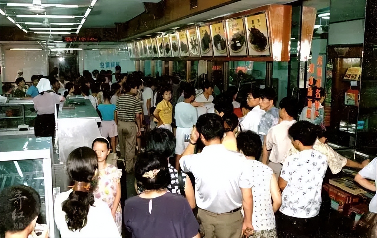 许家印算什么？这个女*子骗**狂揽32亿事发后*债讨**人排满四层楼