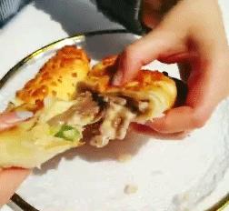 拉丝的网红牛肉芝士卷！大片牛肉看得见，皮香肉嫩，一口就上瘾