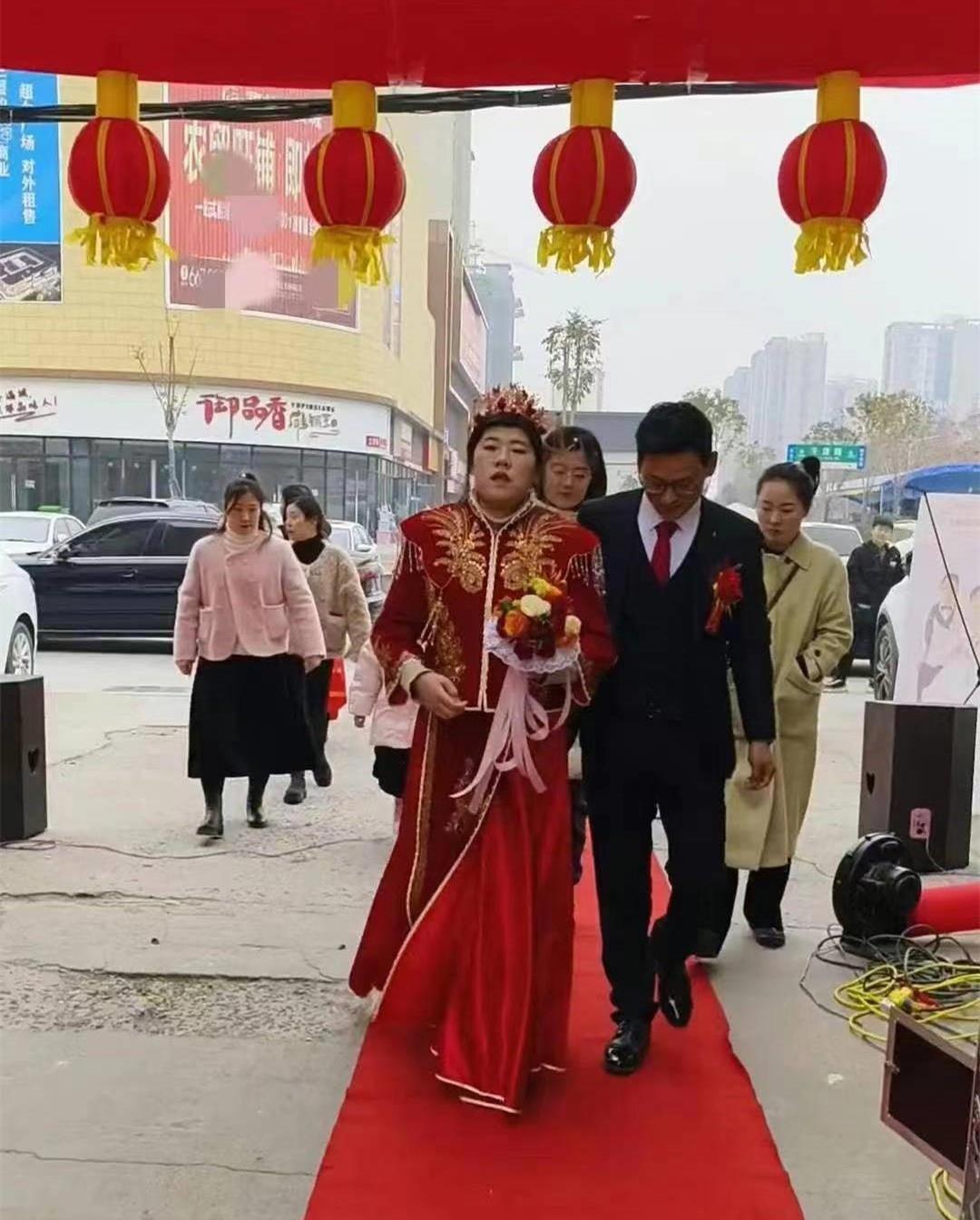 帅气男子娶妻新娘长相惹争议视频,帅气男子娶妻新娘长相惹争议