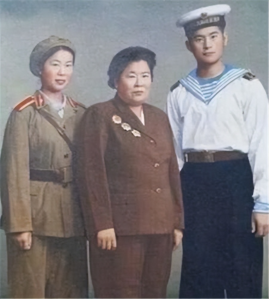 她用五毒掌击败*世友许**，打跑土匪头子黑七，你还敢说传武不实用？