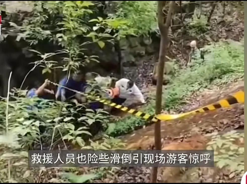 “看，一个死人”，大妈微笑和“尸体”合影