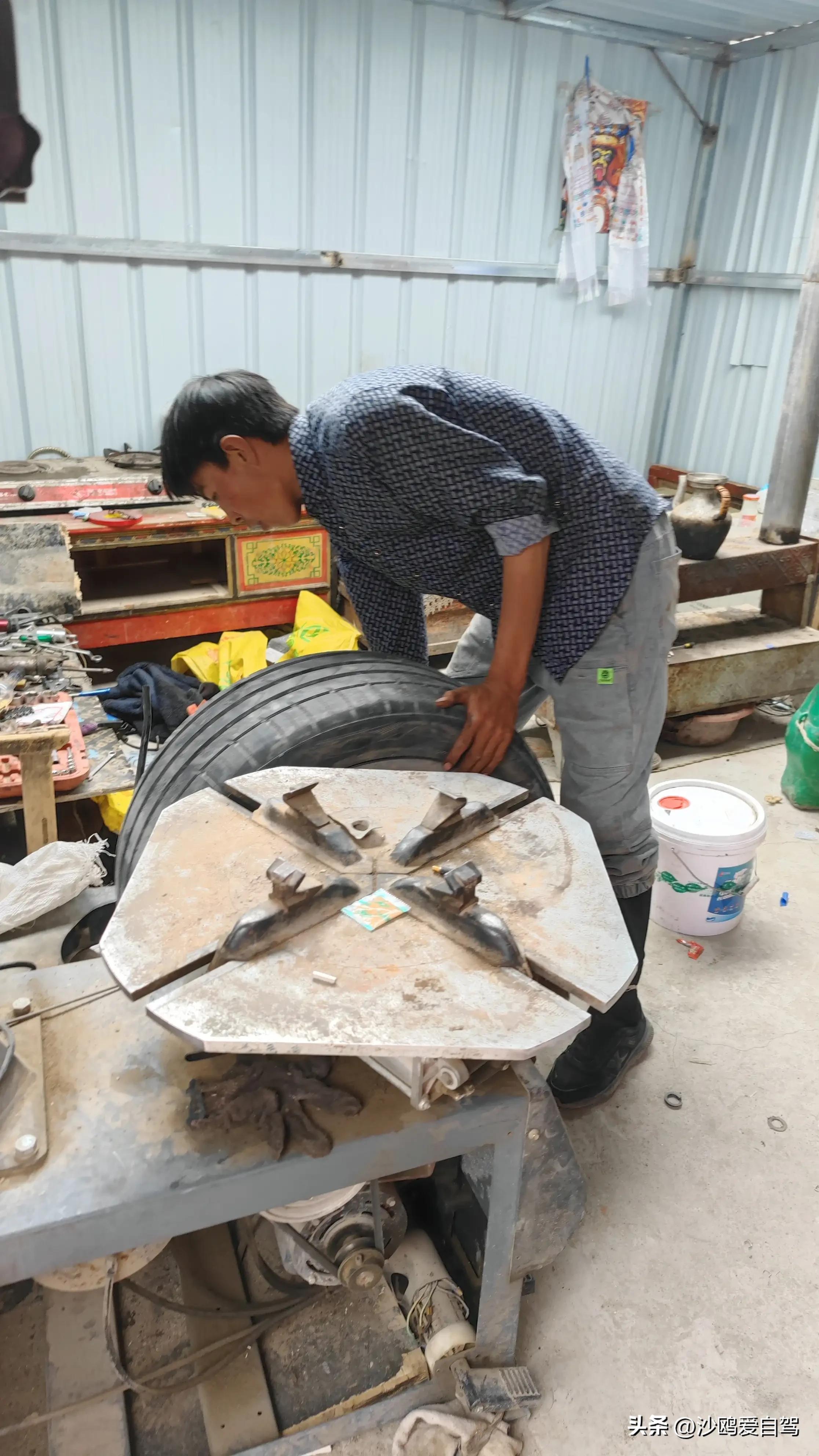 自驾四进*藏西***疆新**第12天:人在囧途:当惹雍措圣湖边陷车,轮胎鼓包