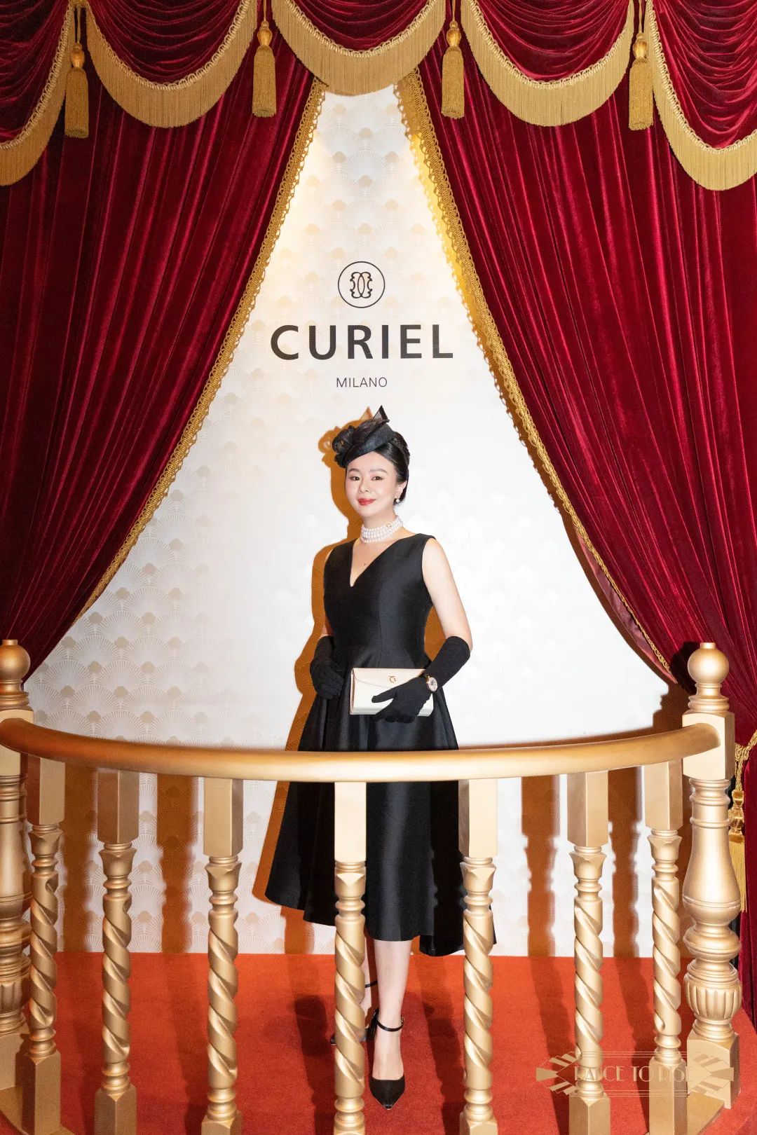 英国女王背爱马仕,英国女王背的香奈儿包包