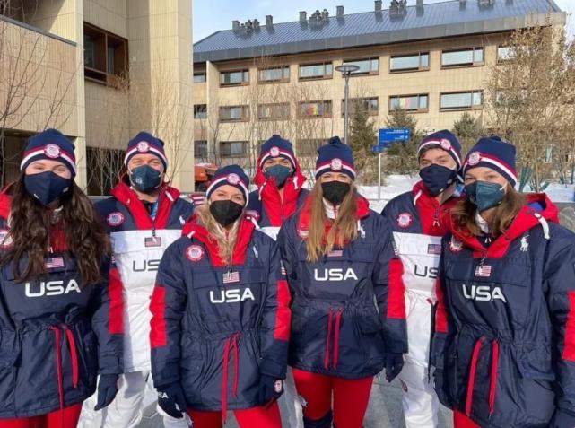 北京冬奥会开幕式羽绒服盘点,中国队穿的大衣到底是什么来头?