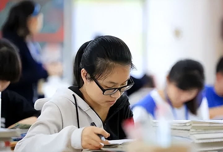 高考百日誓师女孩被网暴,被骂惨的高三誓师女孩