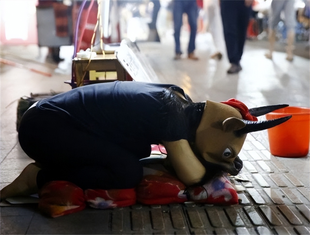 2015年，安徽女孩上街“扮牛”让人骑5元一次，背后隐情催人泪下