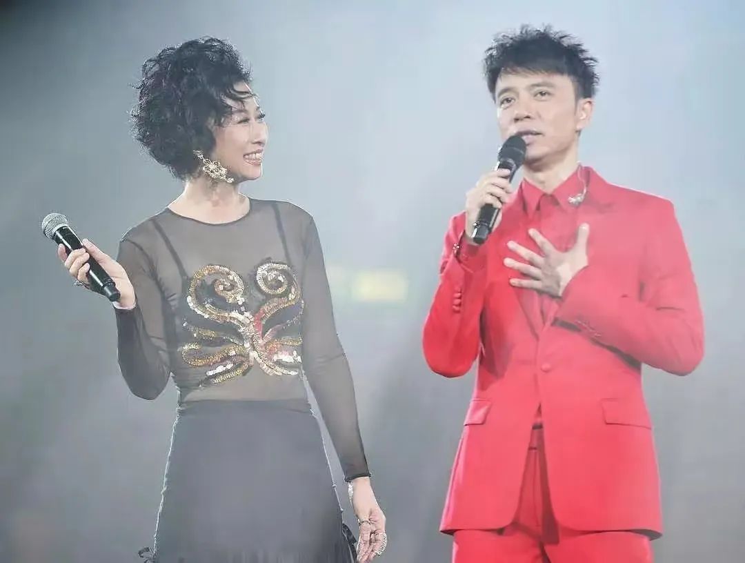 喝利尿剂，洗肠瘦小腹，整骨十次，女明星为了变美简直不要太狠