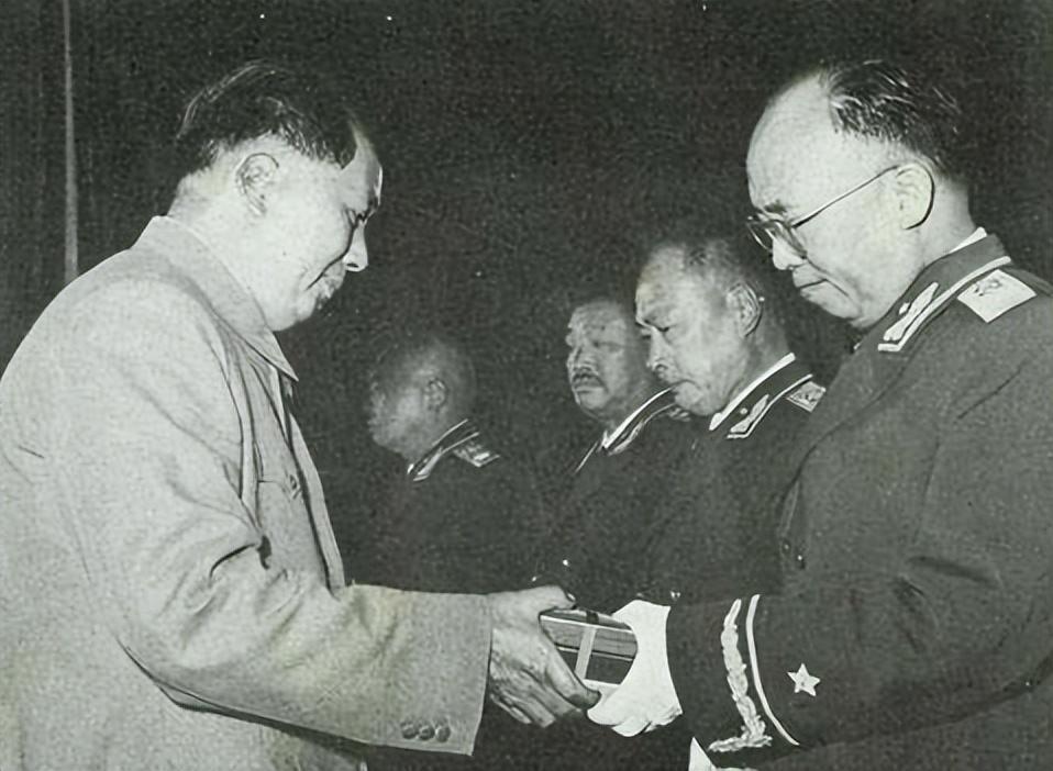 新中国成立后，十大元帅的夫人都做什么工作？又有谁授衔了？