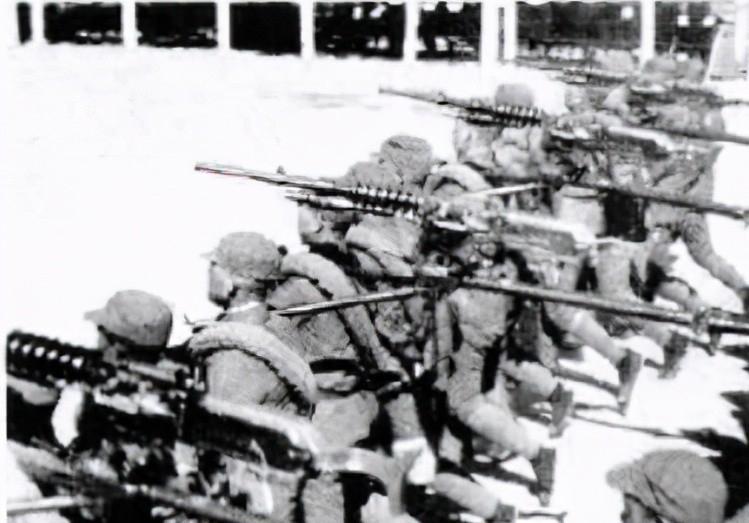 一个军的番号，却有“十万大军”，编成50多个正规战斗团