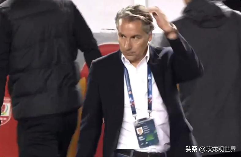 海港一骑绝尘！门柱连阻武球王莱昂纳多被队友推搡回泰山吧不受气